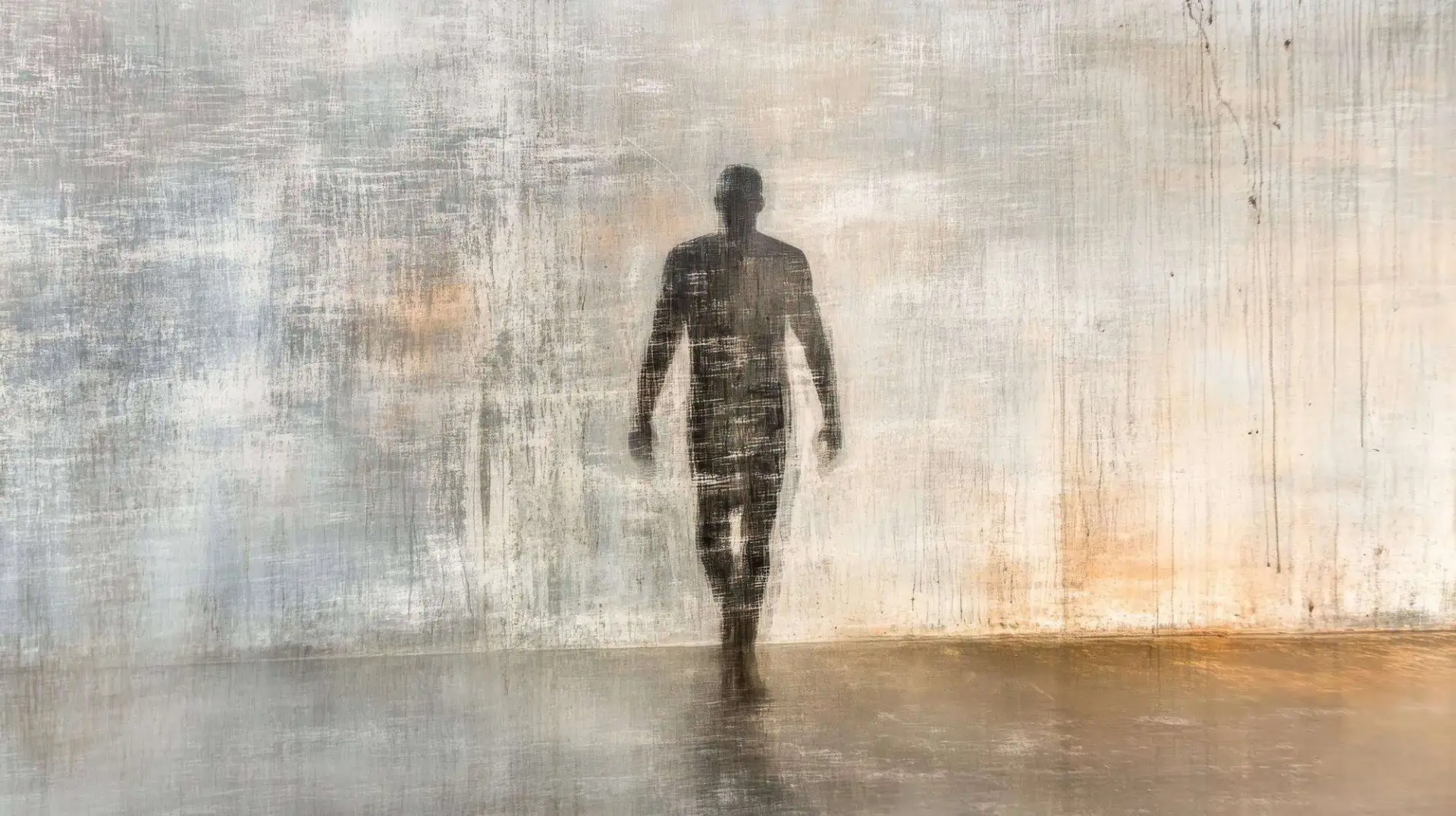 Donkere silhouetfiguur die vooruit loopt in een abstracte, mistige ruimte met lichte en warme kleurtinten.